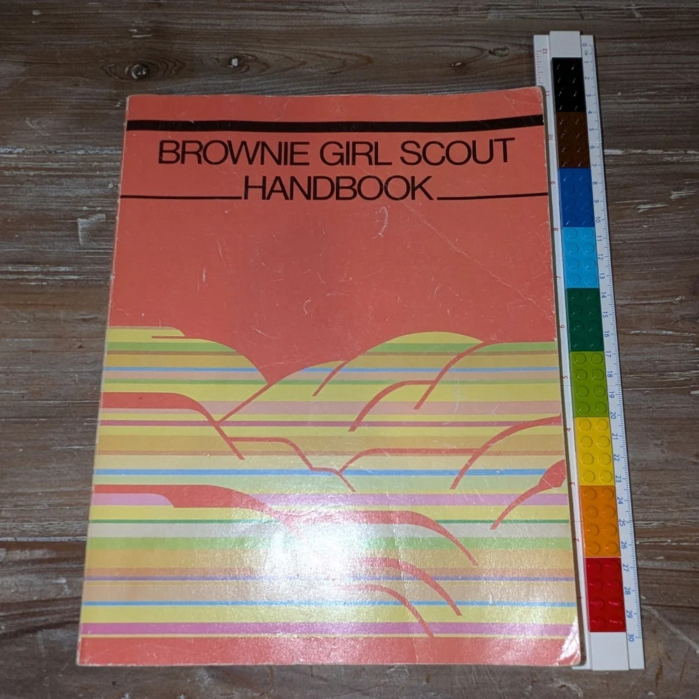 1986 Brownie Girl Scout Handbook - Picture 2 of 9